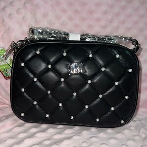 Beautiful Crossbody Badgley Mischka With Pearl Accents.